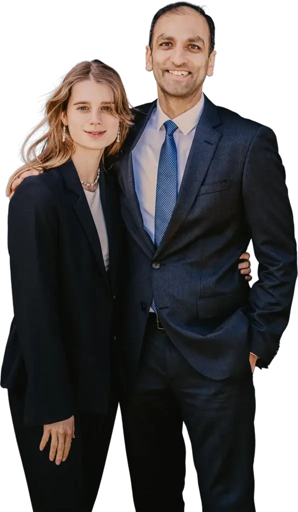 Ann-Kathrin Spoeri und Rehan Khan lächeln in die Kamera