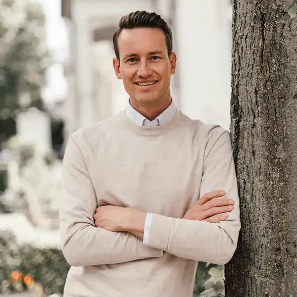 Immobilienmakler und Kunde Tobias Reile lächelt in die Kamera