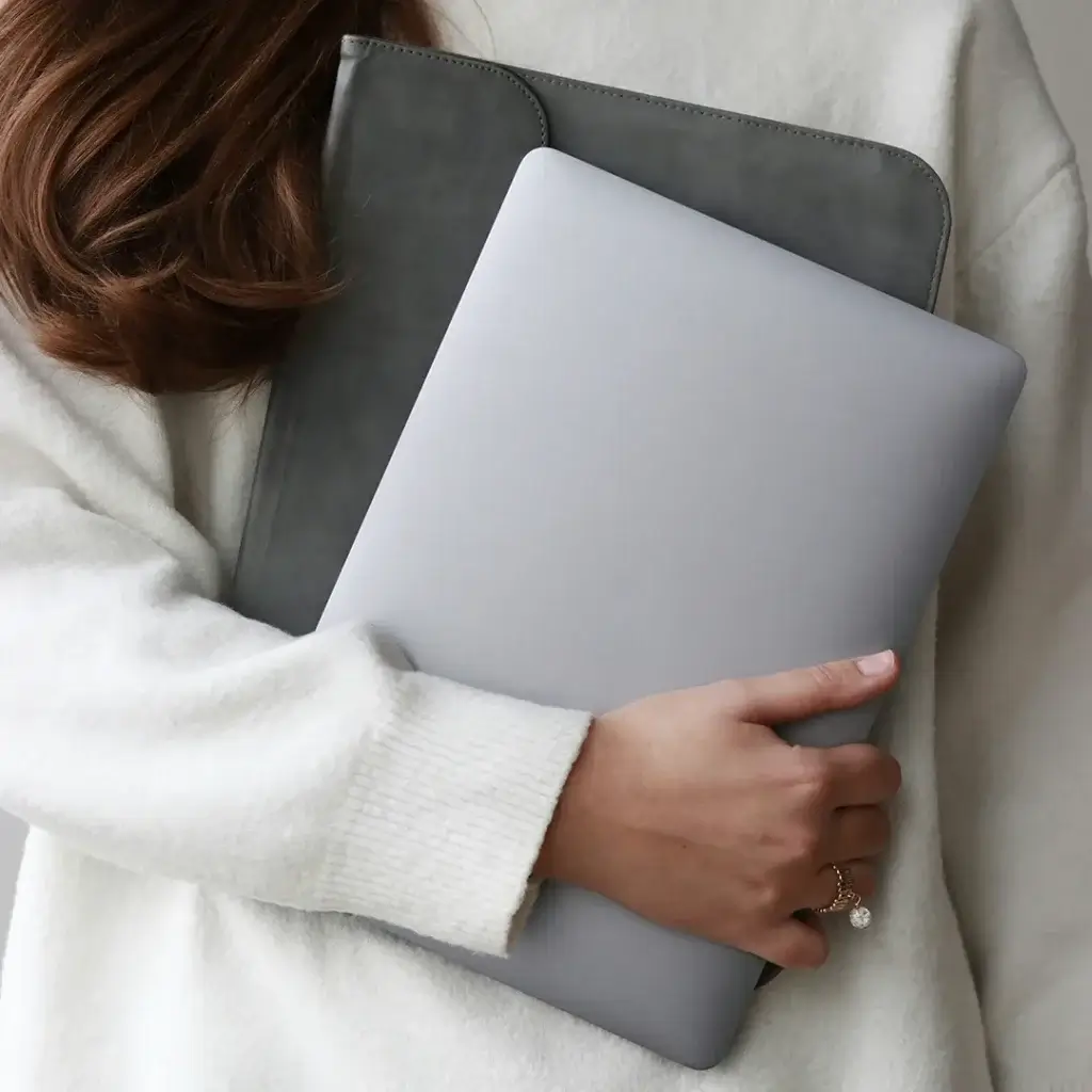 Frau mit Laptop in der Hand. Die Social Media Agentur LinkedIn