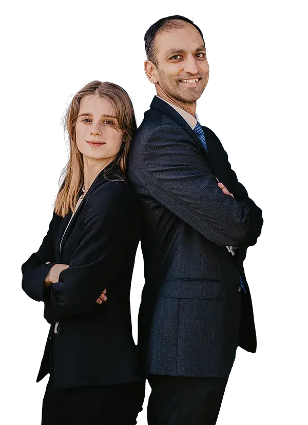 Ann-Kathrin Spoeri und Rehan Khan lächeln in die Kamera. Die Social Media Agentur LinkedIn