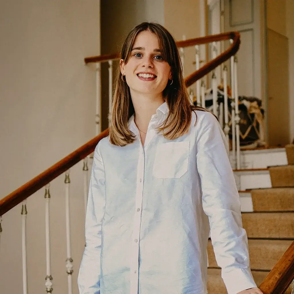 Marketing Expertin Ann-Kathrin Spoeri lächelt in die Kamera - Social-Media-Agentur-B2B-#9